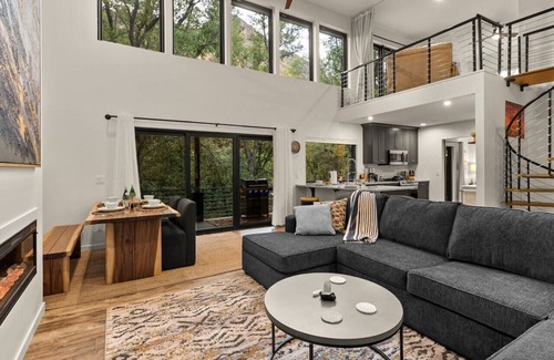 Sedona House | Stylish Oak Creek Home w/2 Suites, Spa & Firepit
