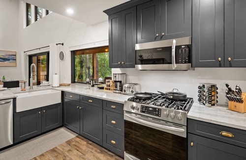 Sedona House | Stylish Oak Creek Home w/2 Suites, Spa & Firepit