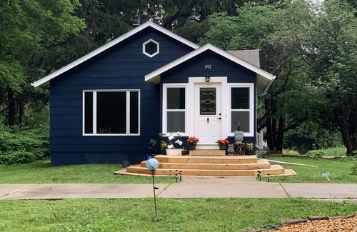 Ann Arbor House | Stylish Oasis 3Bdrm Blu Home near Univ of Michigan, Ann Arbor. Pet-Friendly!