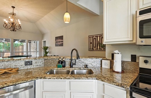 Northwest Carrollton House | Stylish Oasis in Carrollton w/Pool, Big Master,Media Room, Ping Pong Near Ktown