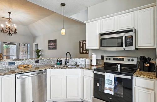 Northwest Carrollton House | Stylish Oasis in Carrollton w/Pool, Big Master,Media Room, Ping Pong Near Ktown