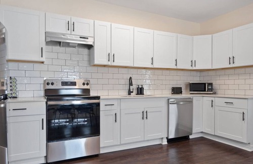 Old East Dallas Apartment | Stylish Oasis in Dallas w/Free Parking|Ping-Pong
