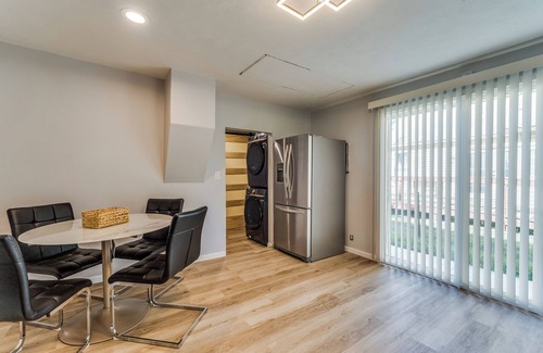 South Hutchinson House | "Stylish Oasis: Modern Comfort!