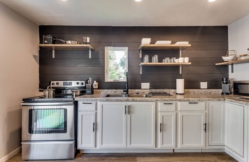 South Hutchinson House | "Stylish Oasis: Modern Comfort!