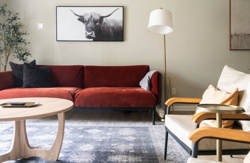 Crystal City Apartment | Stylish Oasis:Sleeps 7 | King Bed | Prime Location