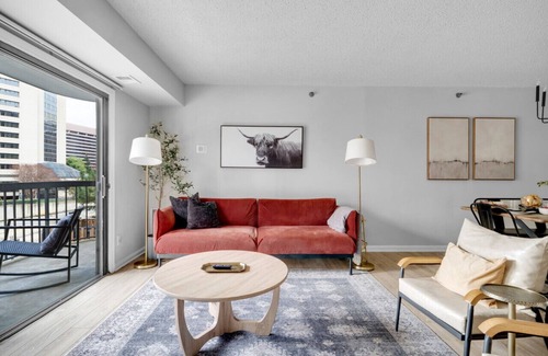 Crystal City Apartment | Stylish Oasis:Sleeps 7 | King Bed | Prime Location