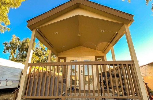 Bullhead City House | Stylish Oasis Tiny Home Pool Hot Tub Pickleball Bullhead City 10 min to Laughlin