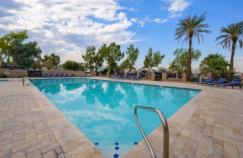 Bullhead City House | Stylish Oasis Tiny Home Pool Hot Tub Pickleball Bullhead City 10 min to Laughlin