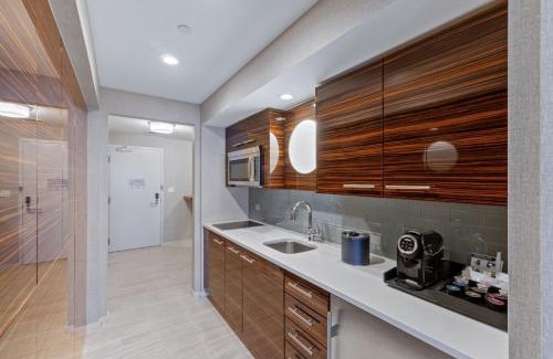Central Beach Apartment | Stylish Oceanview Apartment Prime Location