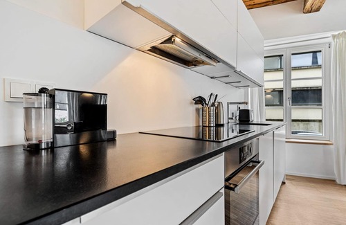 Gronn Apartment | Stylish Old Town Escape: Views & Serenity