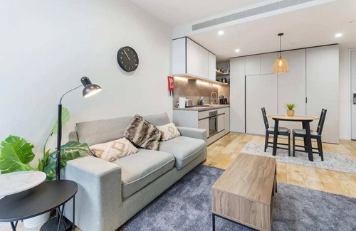 Essendon Apartment | Stylish One BD Hideaway in Essendon