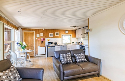 Summerbridge Ski Chalet | Stylish open plan lodge with king-size four poster bed.