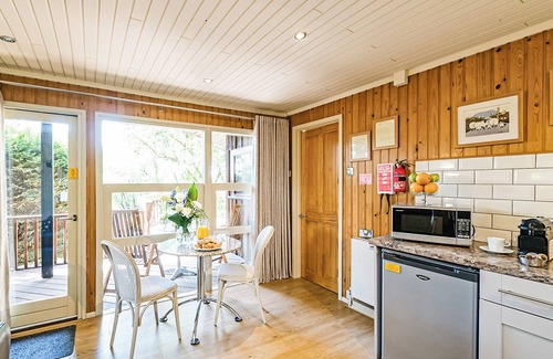 Summerbridge Ski Chalet | Stylish open plan lodge with king-size four poster bed.