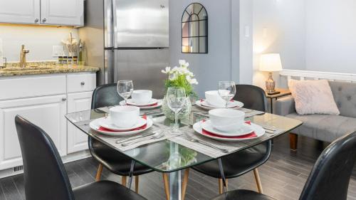 Centretown West Apartment | Stylish Ottawa Getaway for 6