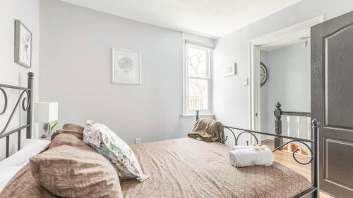 Centretown West Apartment | Stylish Ottawa Getaway for 6