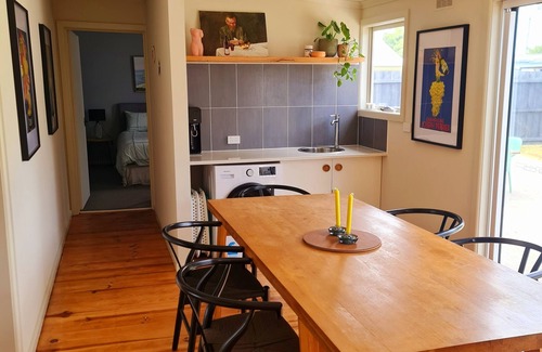 Indented Head House | Stylish Peachy dream beach cottage Indented Head - 10 mins walk from beach