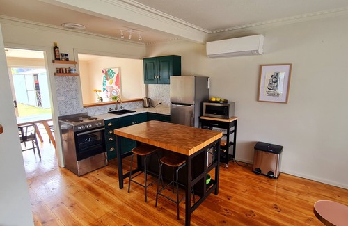 Indented Head House | Stylish Peachy dream beach cottage Indented Head - 10 mins walk from beach