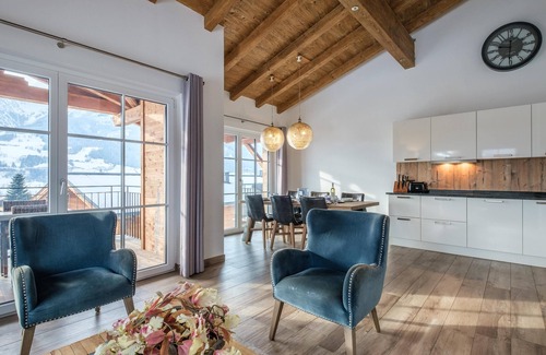 Walchen Apartment | Stylish penthouse with shared sauna and lift