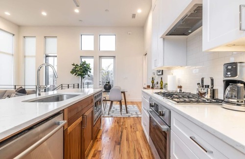 Knox - Henderson House | Stylish & Perfectly Located Deluxe 2-Bed Townhome