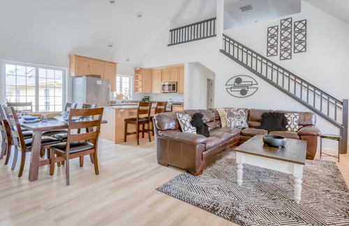 Four Sisters House | Stylish Pet Friendly Pacific City Cottage, Kid's Space, Hot Tub, Walk to Beach!