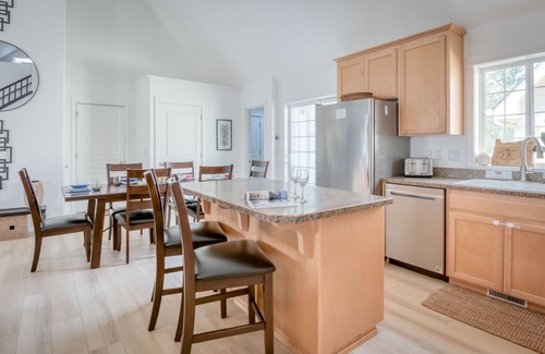 Four Sisters House | Stylish Pet Friendly Pacific City Cottage, Kid's Space, Hot Tub, Walk to Beach!