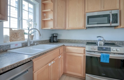 Four Sisters House | Stylish Pet Friendly Pacific City Cottage, Kid's Space, Hot Tub, Walk to Beach!