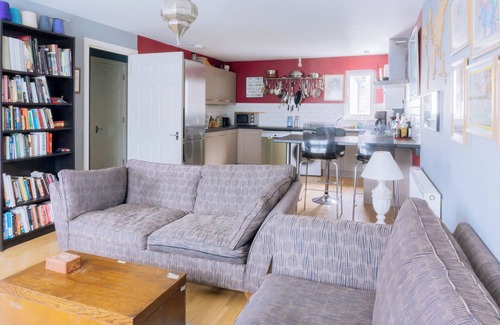 Gifford Condo | Stylish, pet friendly 3bd flat near Hollyrood Park