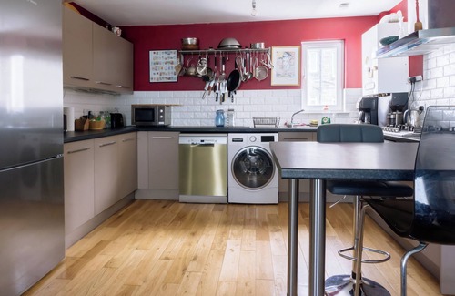Gifford Condo | Stylish, pet friendly 3bd flat near Hollyrood Park