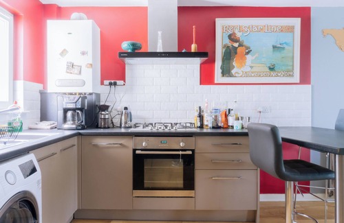 Gifford Condo | Stylish, pet friendly 3bd flat near Hollyrood Park