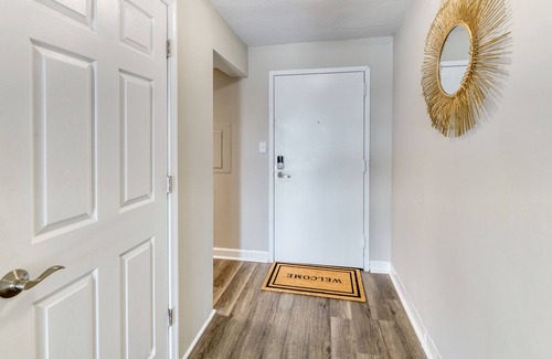 Landmark Apartment | Stylish Pet-Friendly 2-Bedroom Apartment W/pool