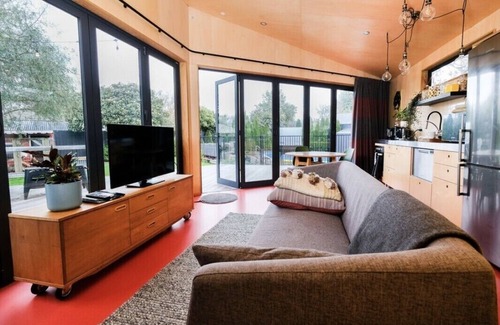 Christchurch Apartment | Stylish Pool House
