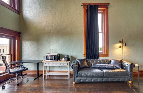 Marshall Apartment | Stylish Private Balcony: Downtown Marshall Studio!