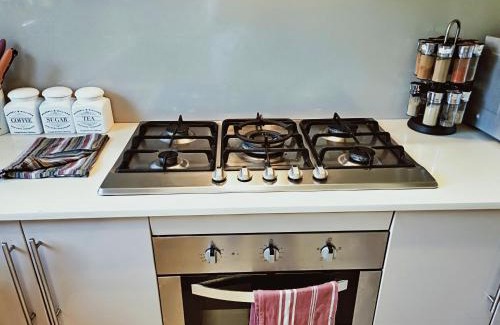 Epping House | Stylish Private Bathroom-Luxurious modern big home