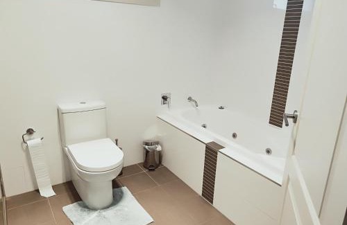 Epping House | Stylish Private Bathroom-Luxurious modern big home