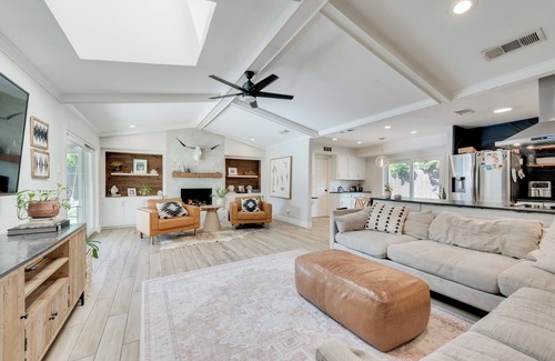 Northeast Dallas House | Stylish Private Dallas house. Large backyard with pool.