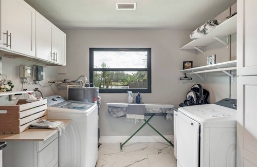 Bearss Plaza House | Stylish- Private Pool, Game Room & Prime Location.