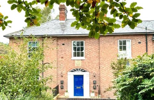 Shrewsbury Apartment | Stylish Quiet Town Apartment with Parking WEEKLY and MONTHLY Let at Reduced Rates