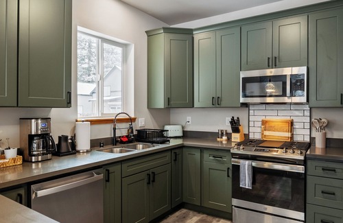 Paradise Estates Cabin | Stylish Rainier Retreat – Hot Tub & Stargazing