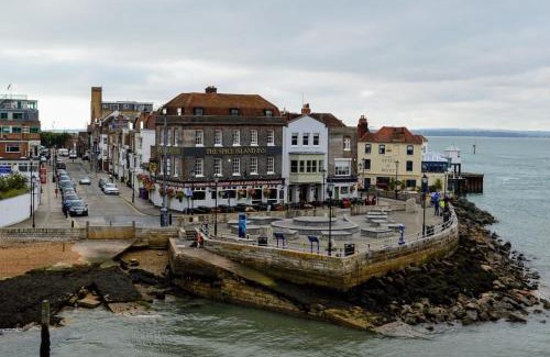 Portsmouth Apartment | Stylish Refurbished 3-Bed Haven