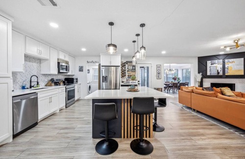 Bedford House | Stylish Renovated 4BD in Bedford + Grill!