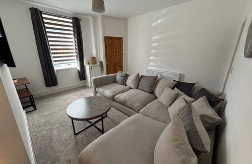 Radcliffe House | Stylish renovated home near Manchester City centre