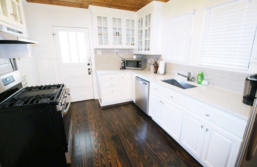Highlands - Perkins House | Stylish Renovated House + 2 studio apartments! (5 br/4 bath) Sleeps 12!