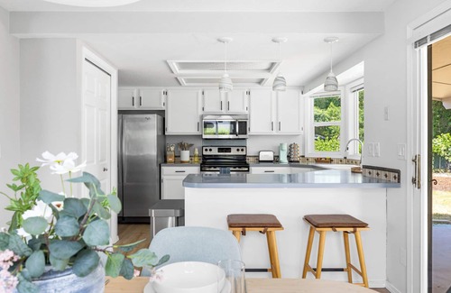 West Valley House | Stylish Renovation, Perfect for Families & Pets, Garage Parking, Sleeps 10
