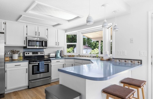 West Valley House | Stylish Renovation, Perfect for Families & Pets, Garage Parking, Sleeps 10