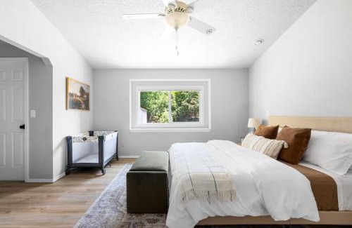 West Valley House | Stylish Renovation, Perfect for Families & Pets, Garage Parking, Sleeps 10