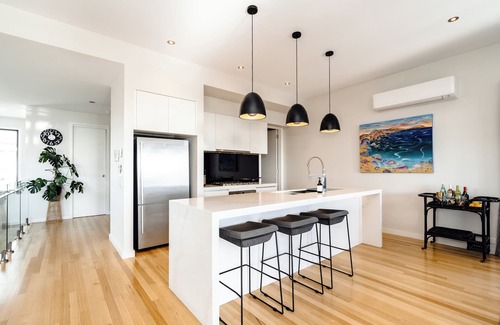 Curlewis House | Stylish Retreat: Bay views, Fire Pit, Heated Pool, Game Room & Breakfast