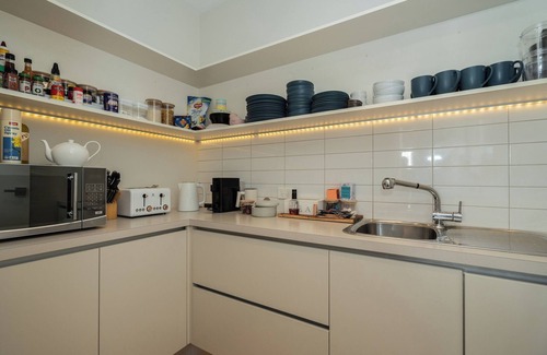 Curlewis House | Stylish Retreat: Bay views, Fire Pit, Heated Pool, Game Room & Breakfast