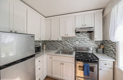 Southeast Yonkers Apartment | Stylish Retreat Blocks to Vibrant Bronx-Yonkers Pub Scene; 25 Minutes to NYC