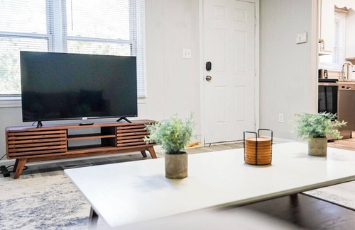Durham Apartment | Stylish Retreat by Duke Univ.~Near Dwntwn Durham