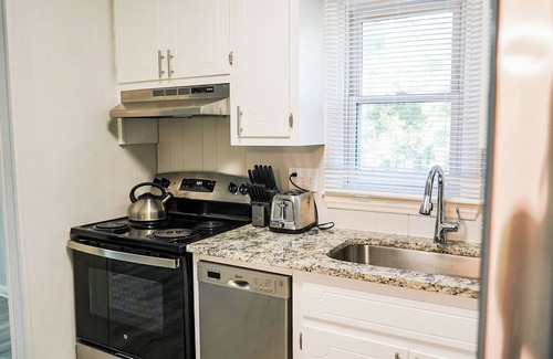Durham Apartment | Stylish Retreat by Duke Univ.~Near Dwntwn Durham